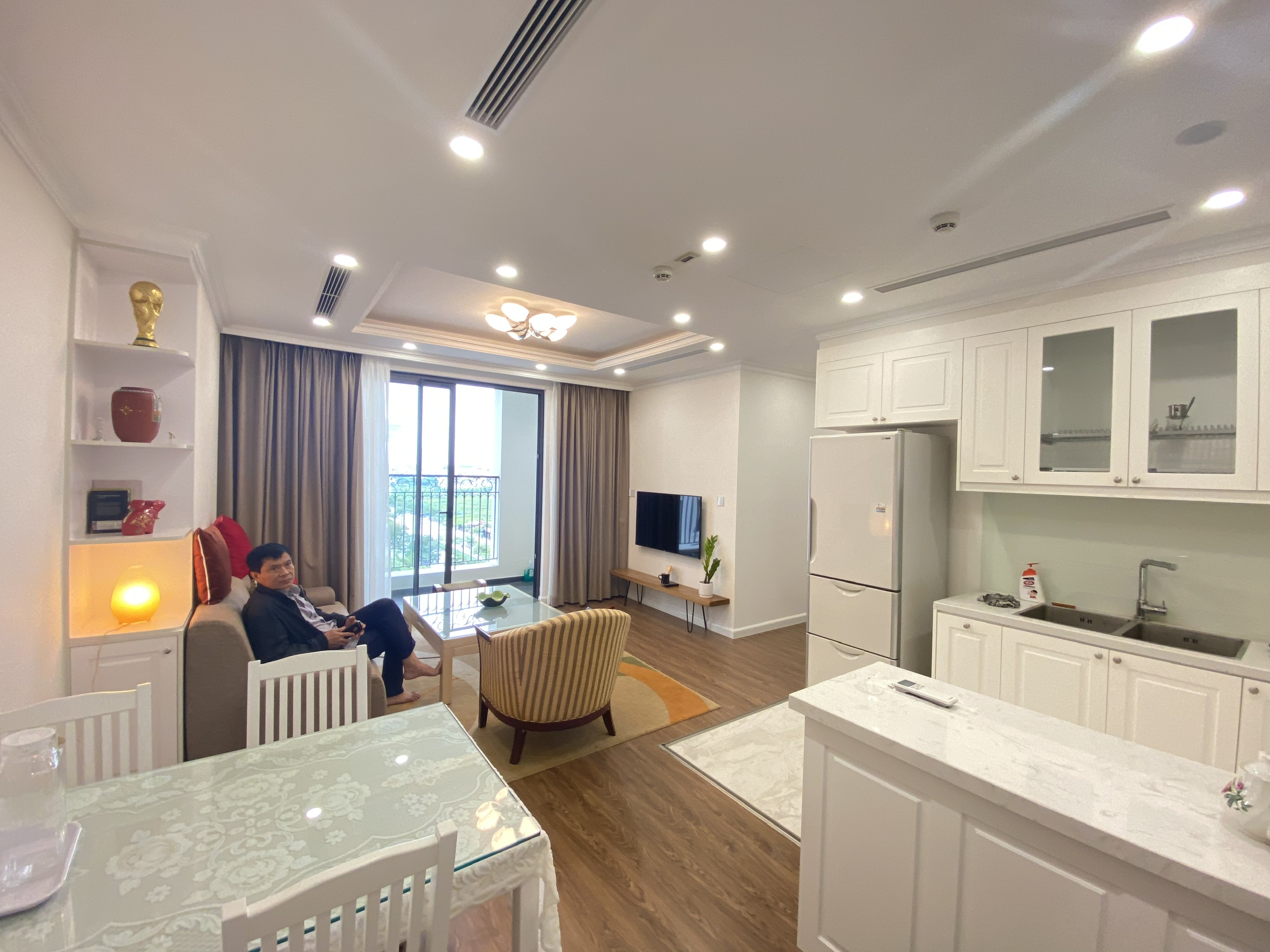 Apartment for rent in R2 Sunshine Riverside building. The apartment has an area of 90 sqm, 3 bedrooms, view of Nhat Tan bridge.