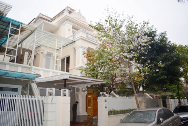 Modern furnished villa with 4 bedrooms for rent in T block, Ciputra Hanoi