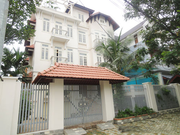 Peach garden villa with swimming pool for rent in Tay Ho, Hanoi