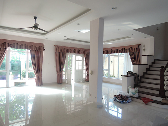 Spacious villa with large living room and nice view of landscape for rent in C block