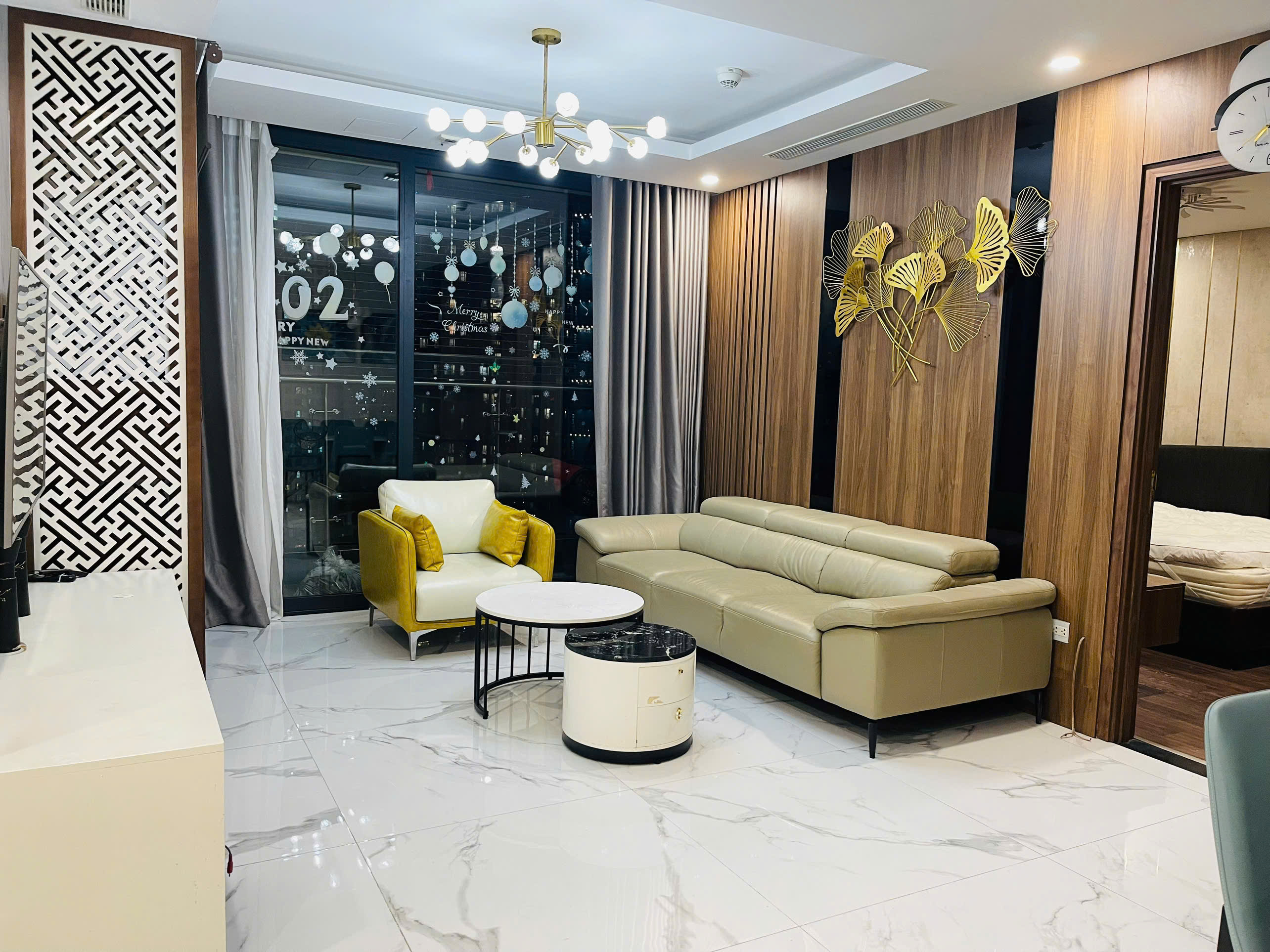 Super nice mid-floor apartment for rent in S6 Sunshine City building