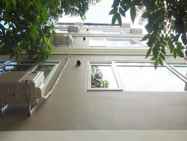 The serviced apartment with 450 USD is for hire on Xuan Dieu street, Tay Ho, Hanoi