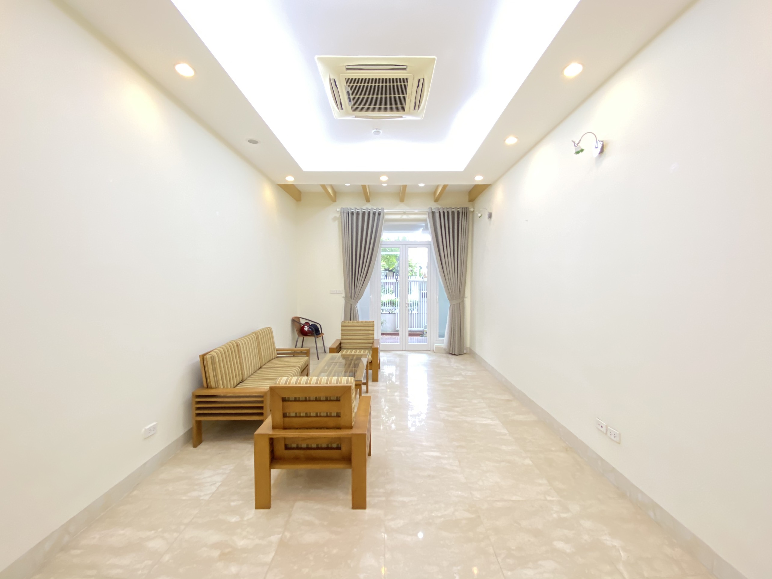 Villa for rent in T Ciputra area. The villa has a total living area of 420 sqm with 3 floors, 3 large bedrooms. Good rental price.